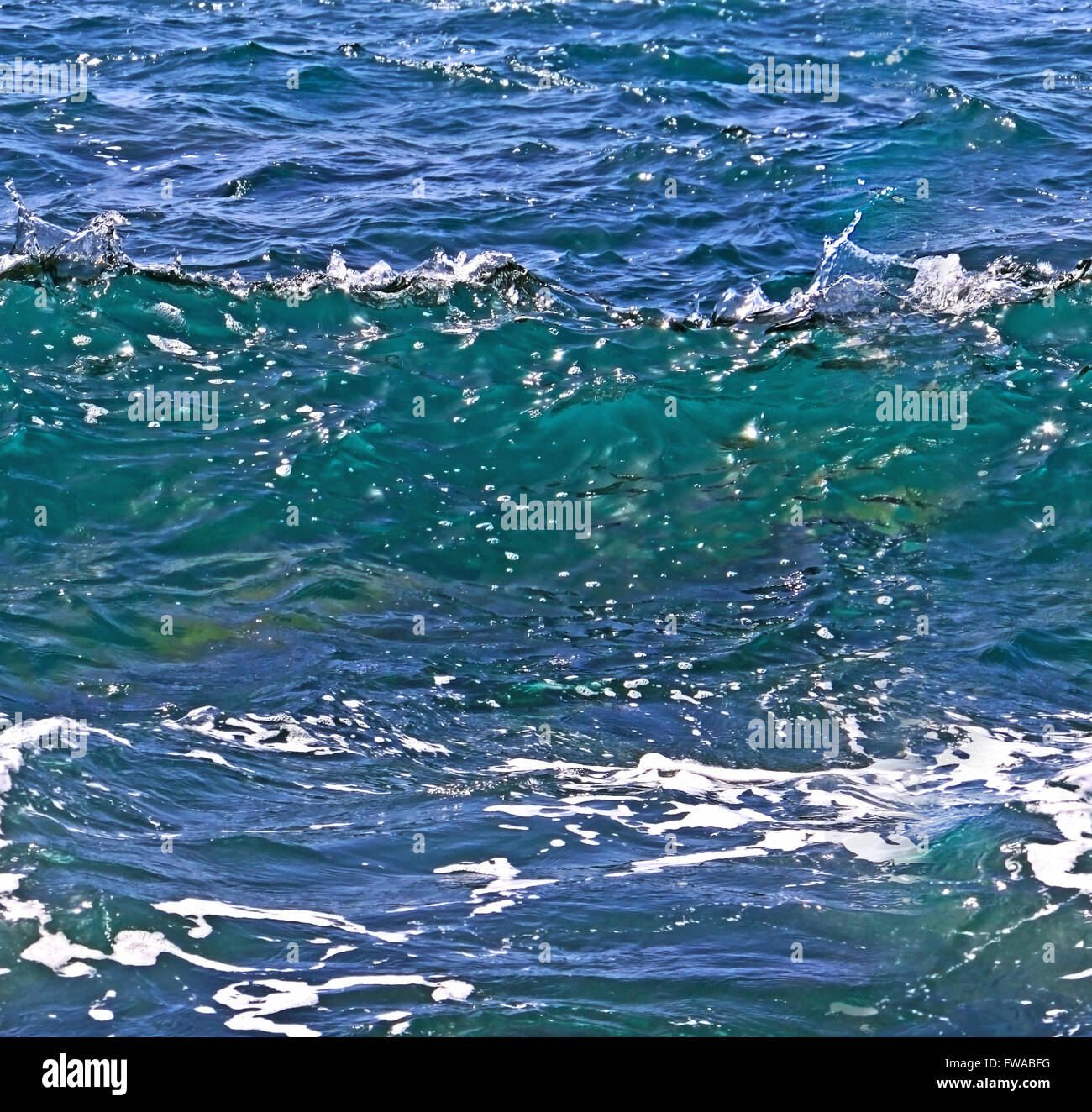 Natur nahtloser HD Hintergrund, schöne grüne blaue Meerwelle mit Schaum Stockfoto
