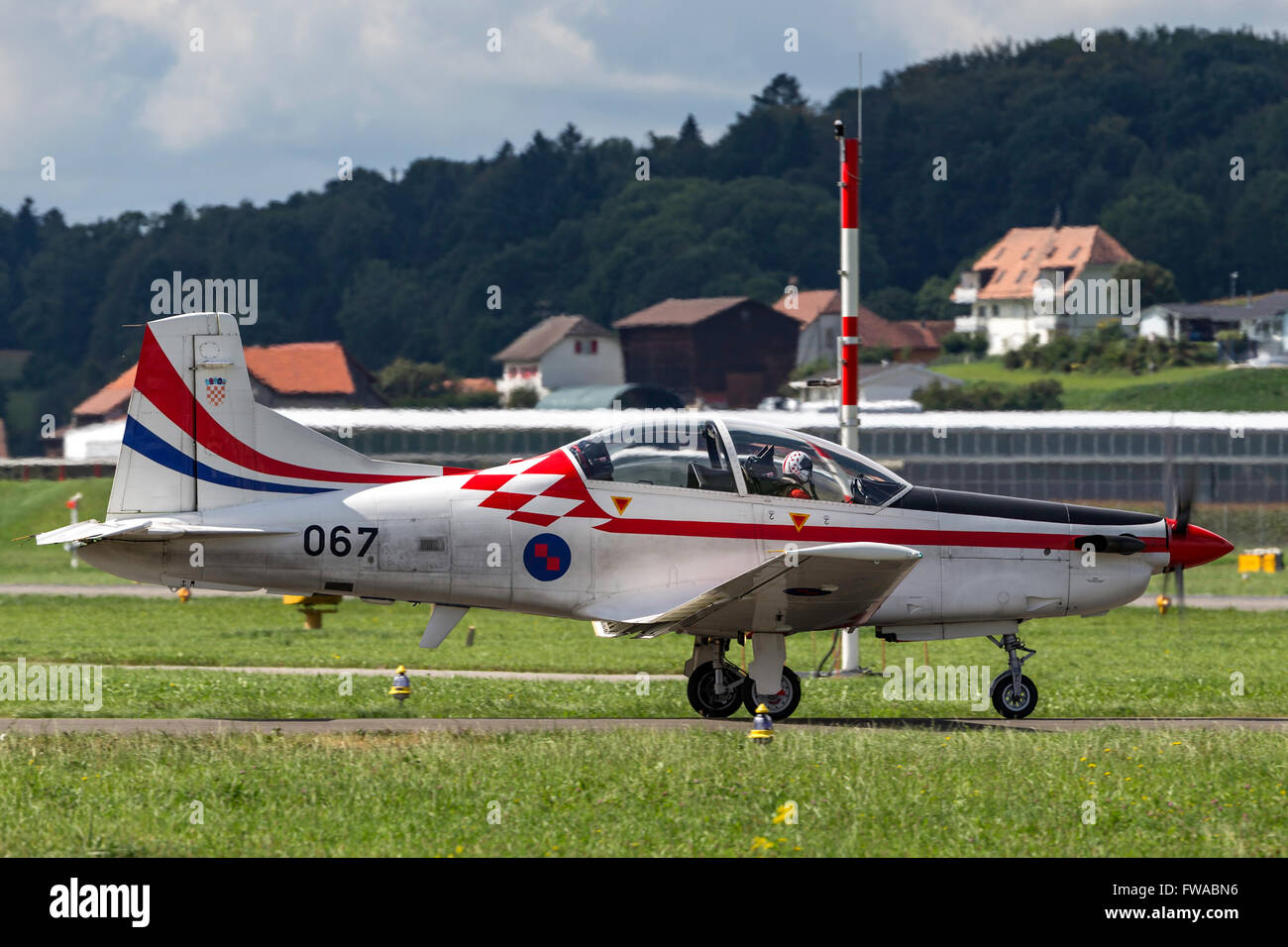 Kroatische Luftwaffe Bildung aerobatic Team "Wings of Storm" fliegen ihre Trainingsflugzeug Pilatus PC - 9M anzeigen Stockfoto