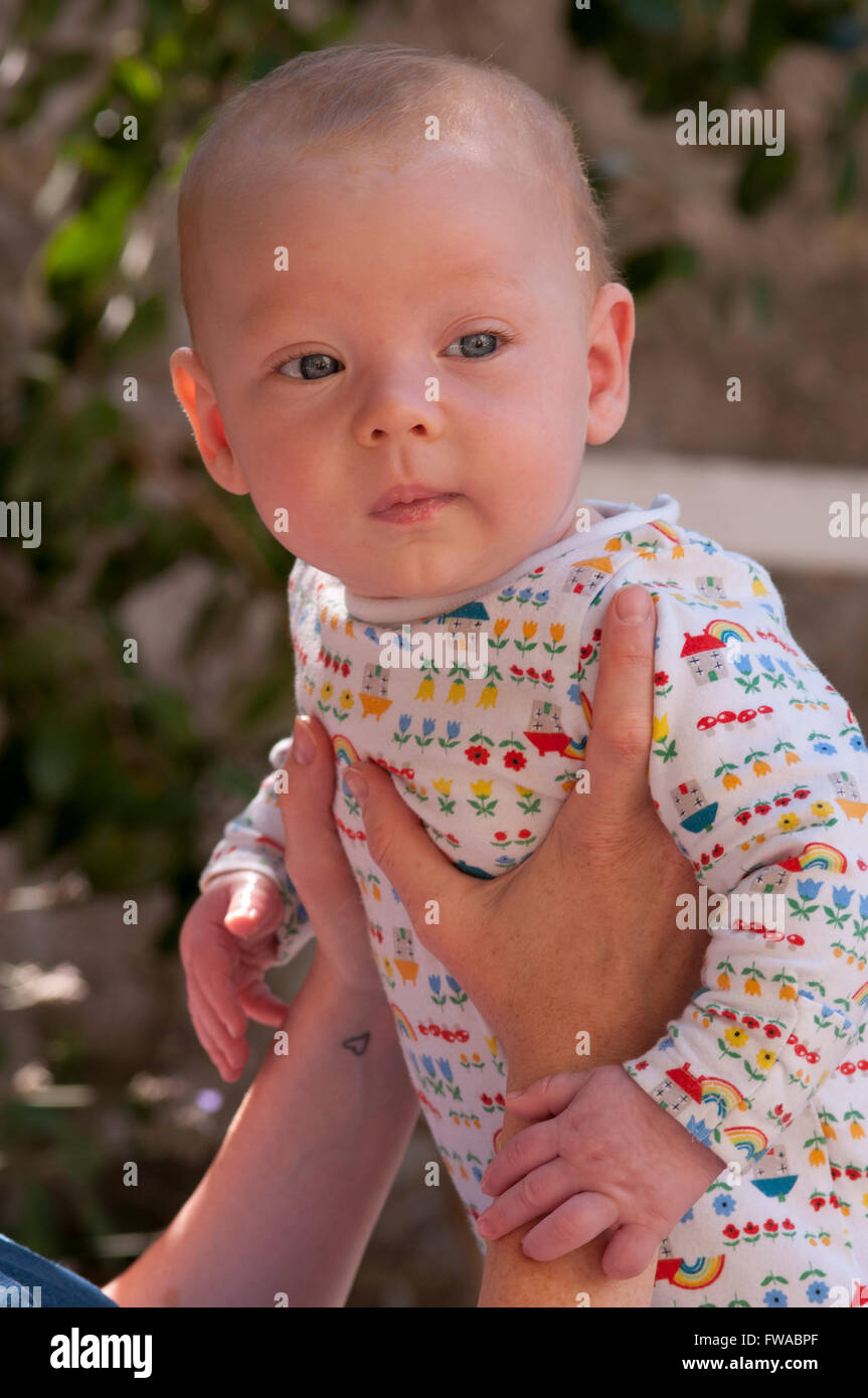 Baby wird in die Luft hob Stockfoto