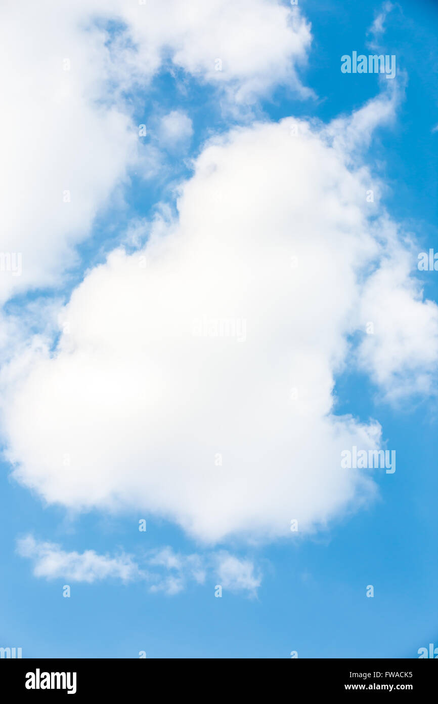 blauer Himmel mit flauschigen Wolken bei Tageslicht Stockfoto