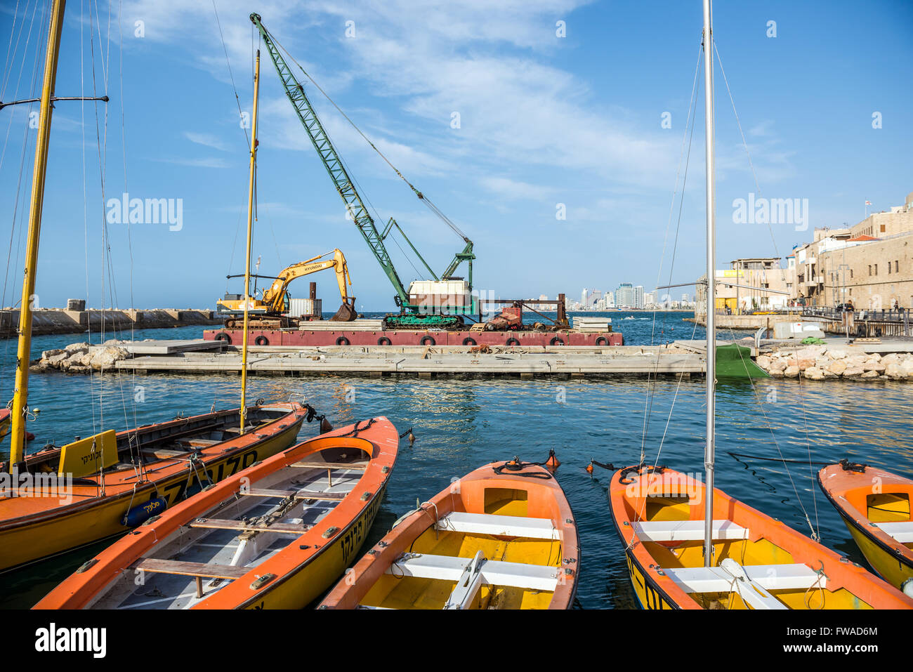 Kran auf einem Flachboot in Jaffa-Hafen in Jaffa, älteste Teil von Tel Aviv, Israel Stockfoto