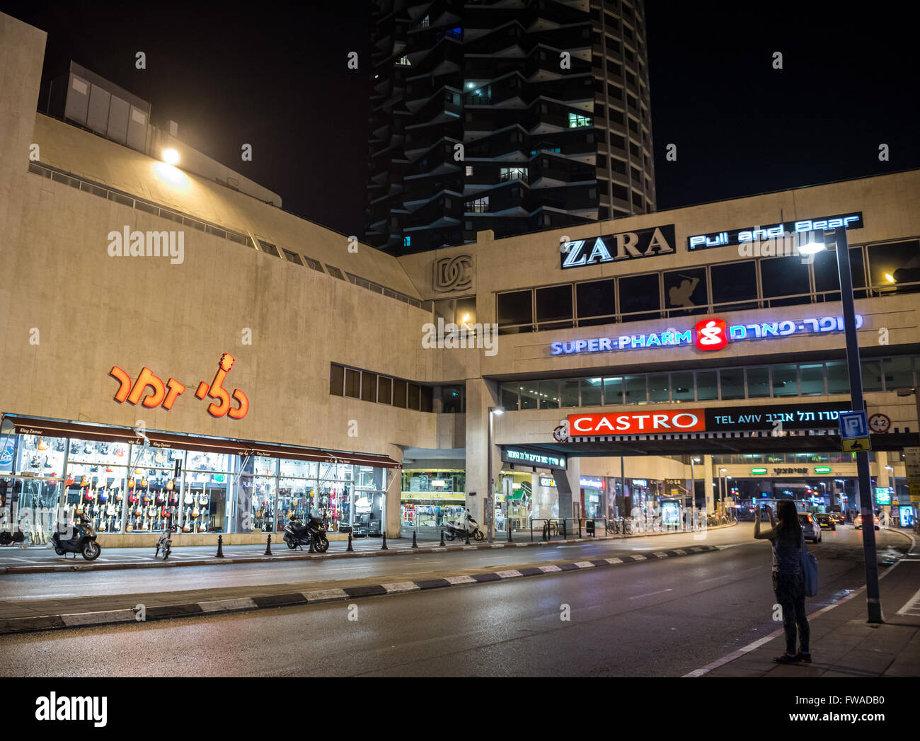 Dizengoff Centre Shopping Mall in der Stadt Tel Aviv, Israel Stockfoto