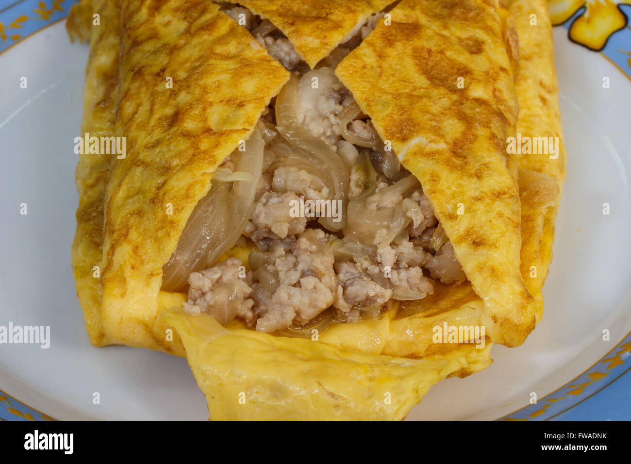 Omelette gefüllt mit Hackfleisch vom Schwein Stockfoto