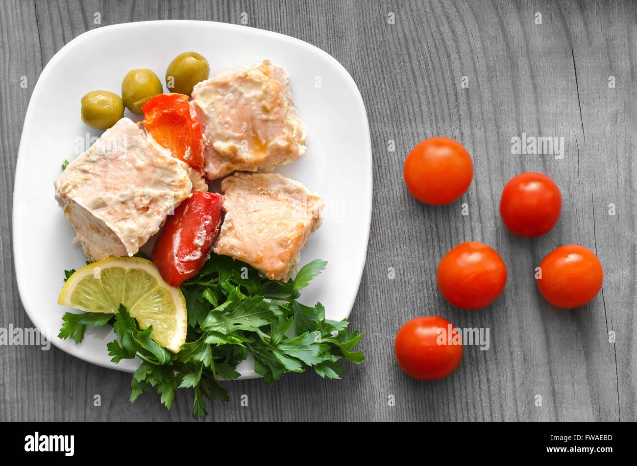 Lachs auf dem Grill mit Zitrone und Gemüse gebacken Stockfoto