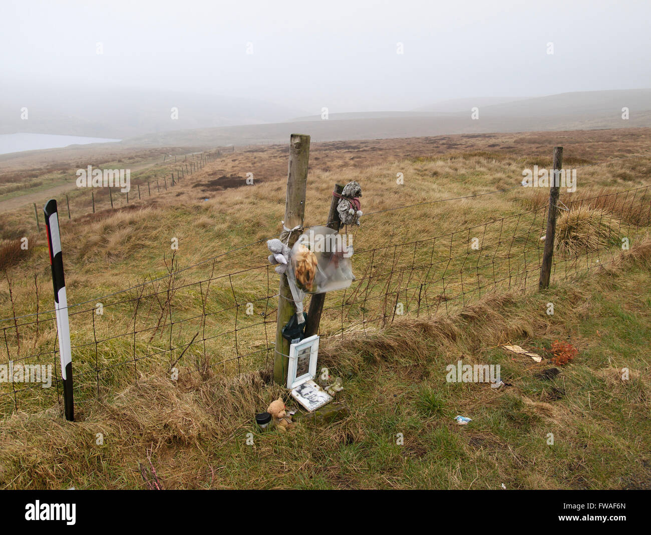 Fotos und Blumen im Gedenken an Moors Mordopfer Keith Bennett, der Pennine Way Wessenden Head Road verlässt. Stockfoto