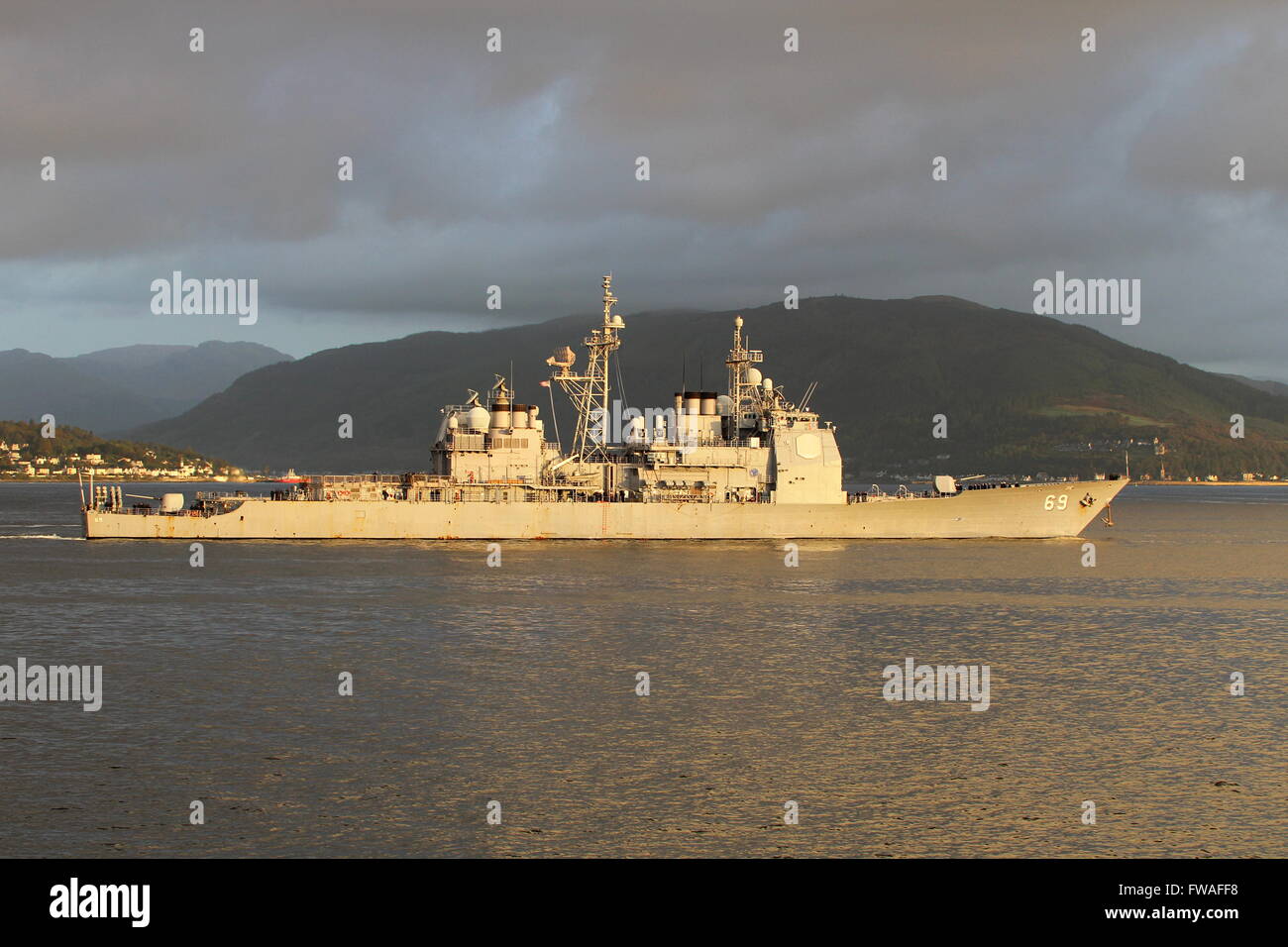 USS Vicksburg, ein Kreuzer der Ticonderoga-Klasse der US Navy, Ankunft für Übung Joint Warrior 14-2. Stockfoto