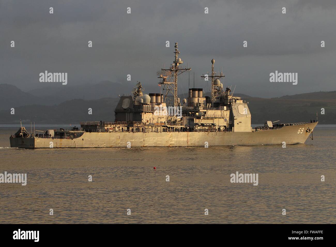 USS Vicksburg, ein Kreuzer der Ticonderoga-Klasse der US Navy, Ankunft für Übung Joint Warrior 14-2. Stockfoto