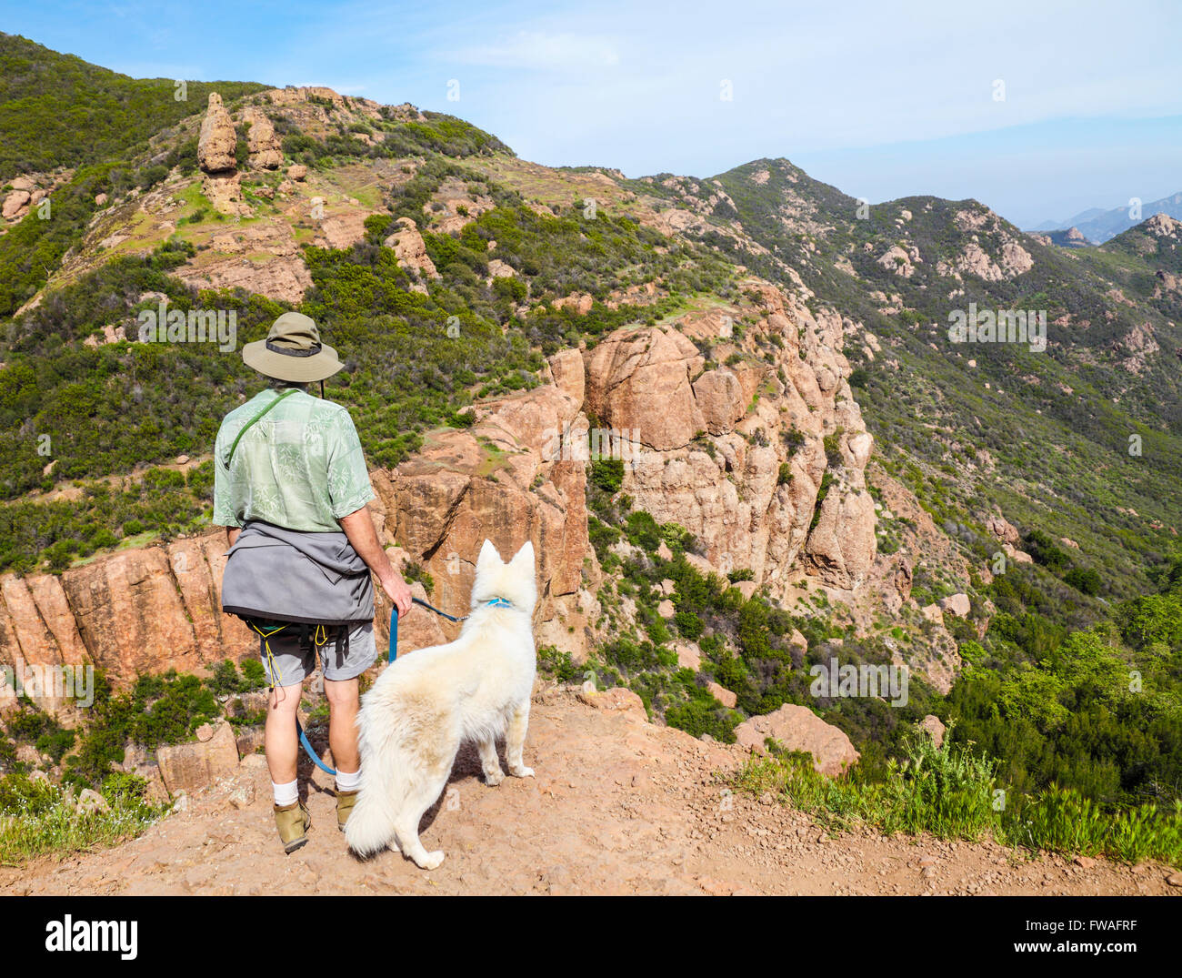 Wanderer und Hund unterwegs im Kreis X Ranch MIshe Mokwa siehe Echo Cliffs, Kletterer und Balanced Rock Stockfoto