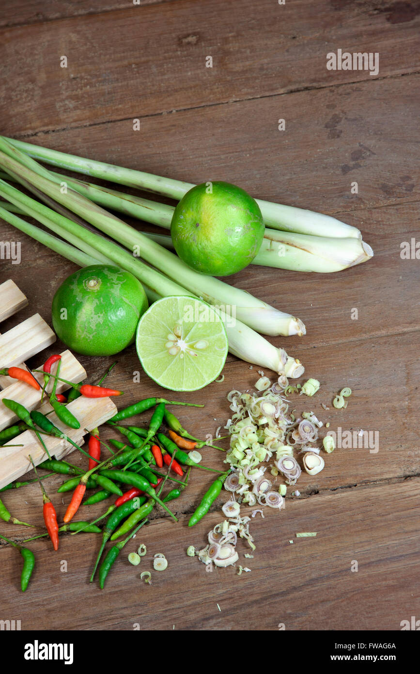 Komponente kochen Thai Tom Yam Suppe Kräutern und Gewürzen auf Holztisch Stockfoto