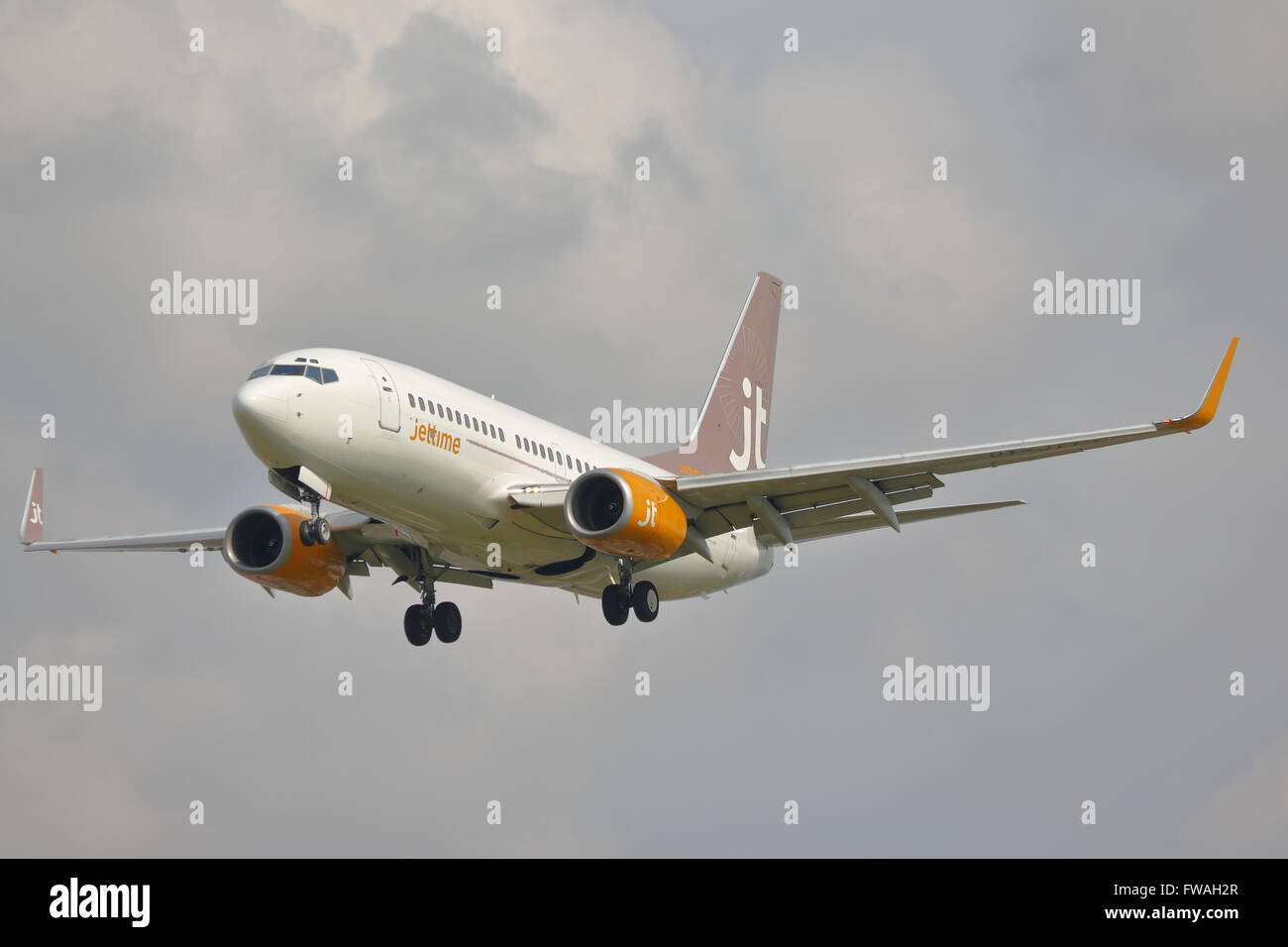 Jettime Boeing 737 nächste Gen OY-JTT Annäherung an London Heathrow Airport, Großbritannien Stockfoto