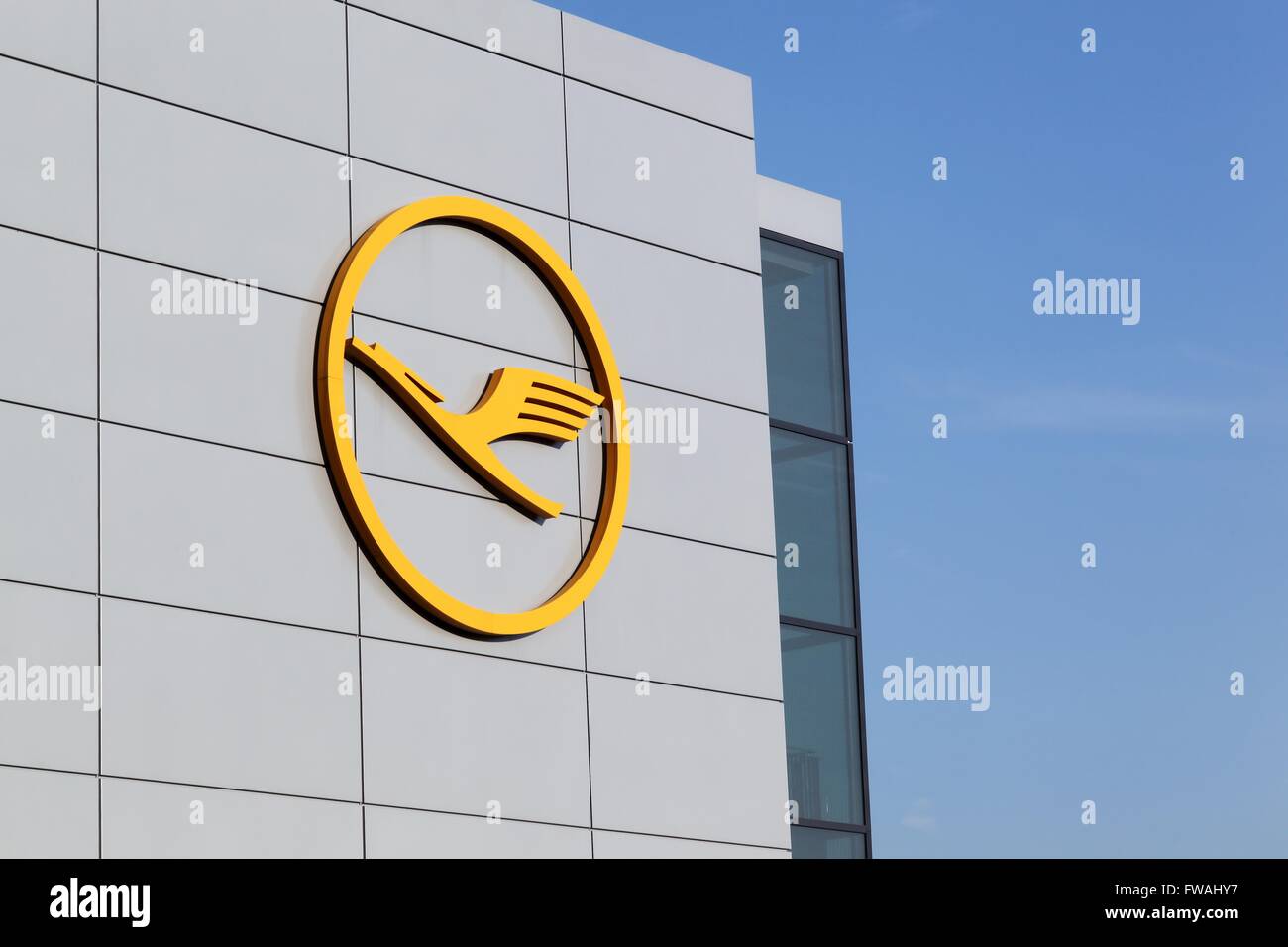 Lufthansa-Logo auf der Wand am Frankfurter Flughafen Stockfoto