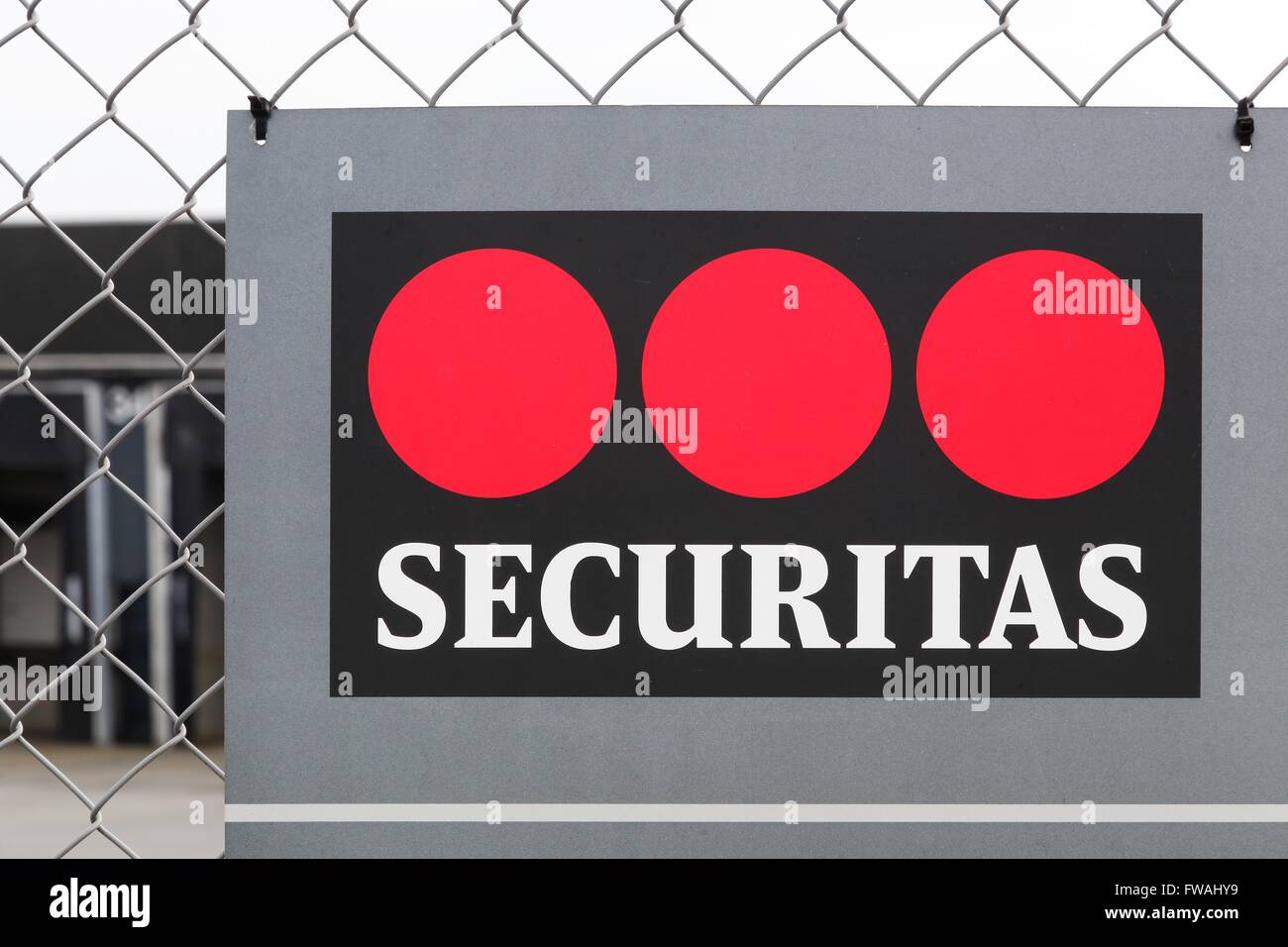 Securitas-Logo am Eingang eines Industriegeländes Stockfoto