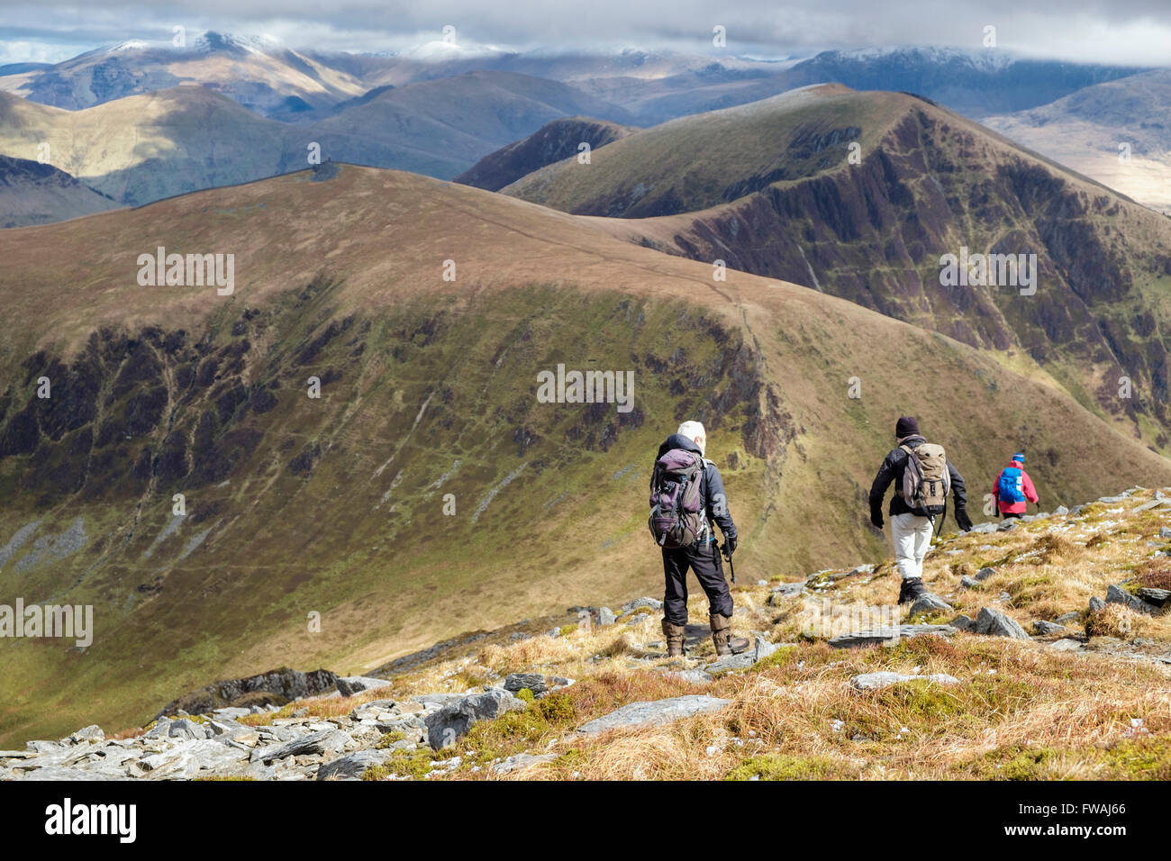 Menschen Wanderer Wandern absteigend Craig Cwm Silyn in Richtung Mynydd Tal-y-mignedd auf Nantlle Ridge in den Bergen von Snowdonia National Park (Eryri) Wales UK Stockfoto