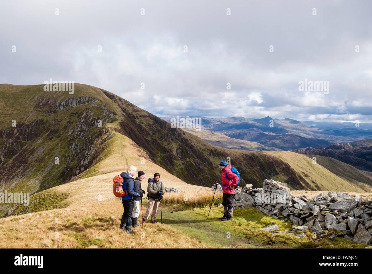 Wanderer Wandern auf Mynydd Tal-y-mignedd Weg in Richtung col und Trum y Ddysgl auf Krippe Nantlle Ridge in Snowdonia National Park (Eryri) Berge Wales UK Stockfoto