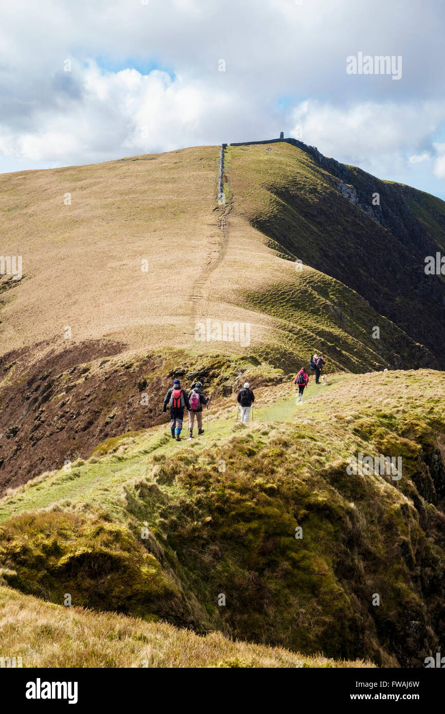 Wanderer Wandern über col Mynydd Tal-y-mignedd auf Nantlle Ridge in den Bergen von Snowdonia National Park (Eryri). Gwynedd, Wales, Großbritannien Stockfoto