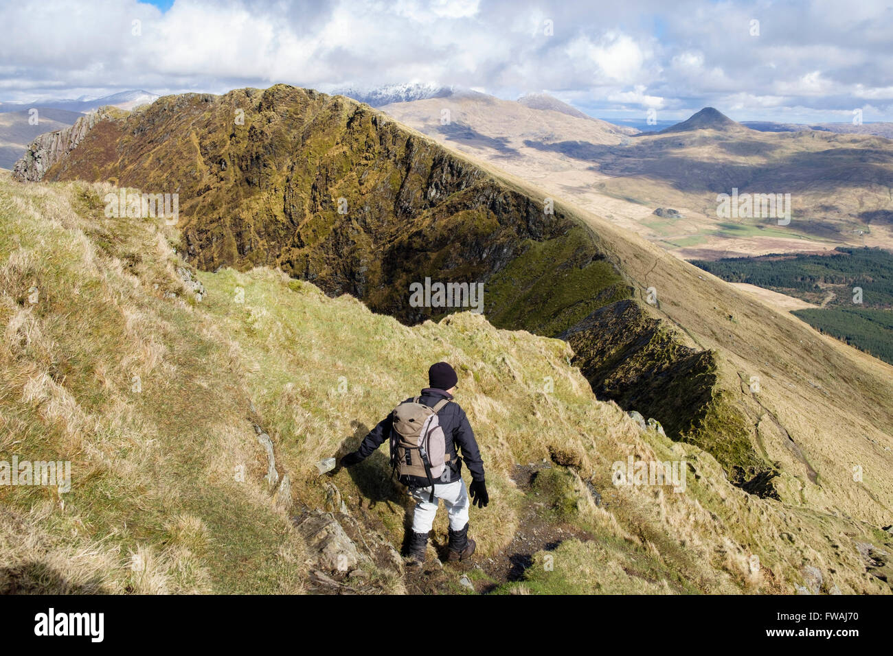 Wanderer, absteigend Trum y Ddysgl in Richtung Mynydd Drws-y-Coed auf Nantlle Ridge in Berge von Snowdonia-Nationalpark. Wales UK Stockfoto