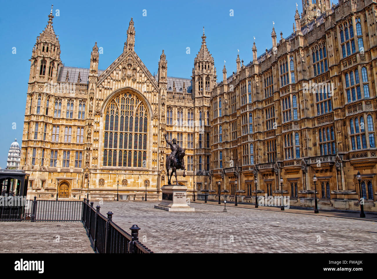 König-Denkmal in Old Palace Yard am Palace of Westminster in London, Großbritannien. Der Westminster-Palast ist ein Treffpunkt für die beiden Häuser des Parlaments des Vereinigten Königreichs. Stockfoto