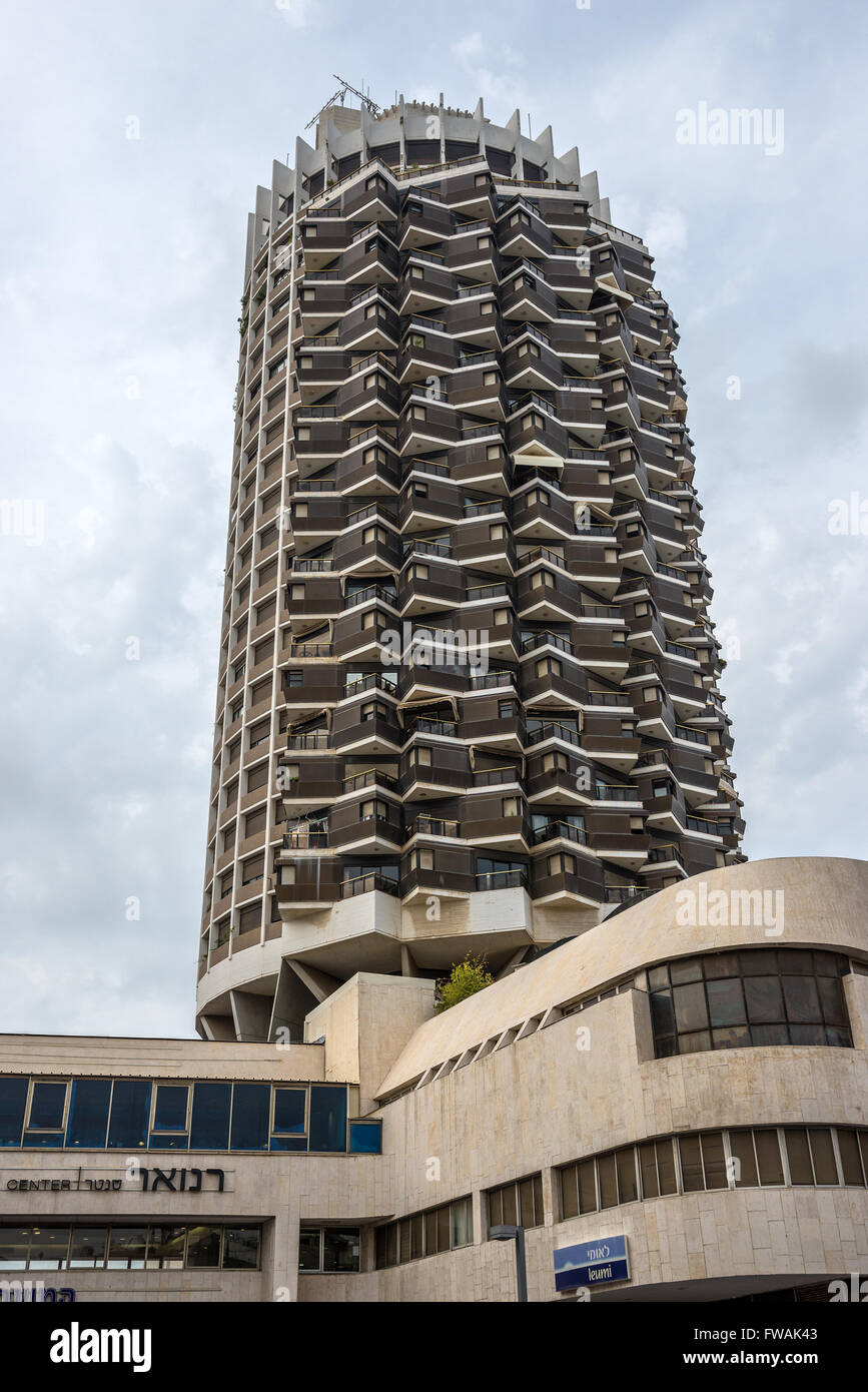 Dizengoff Centre Shopping Mall und so genannt Dizengoff Turm Wohngebäude in der Stadt Tel Aviv, Israel Stockfoto