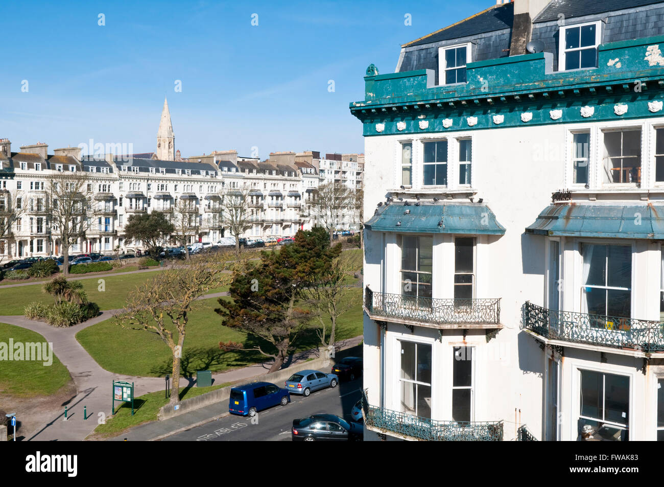 Wohnung Gebäude mit Blick auf den Park am Warrior Square, St. Leonards-on-Sea, East Sussex an der Südküste von England Stockfoto