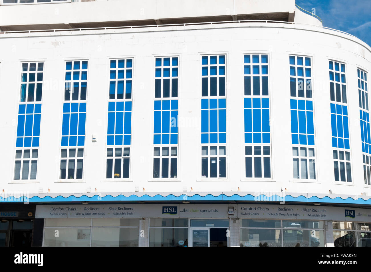 Detail der Marine Gericht in St. Leonards-on-Sea, einem markanten Art-Deco-Gebäude in der Form von einem Ozeandampfer Stockfoto