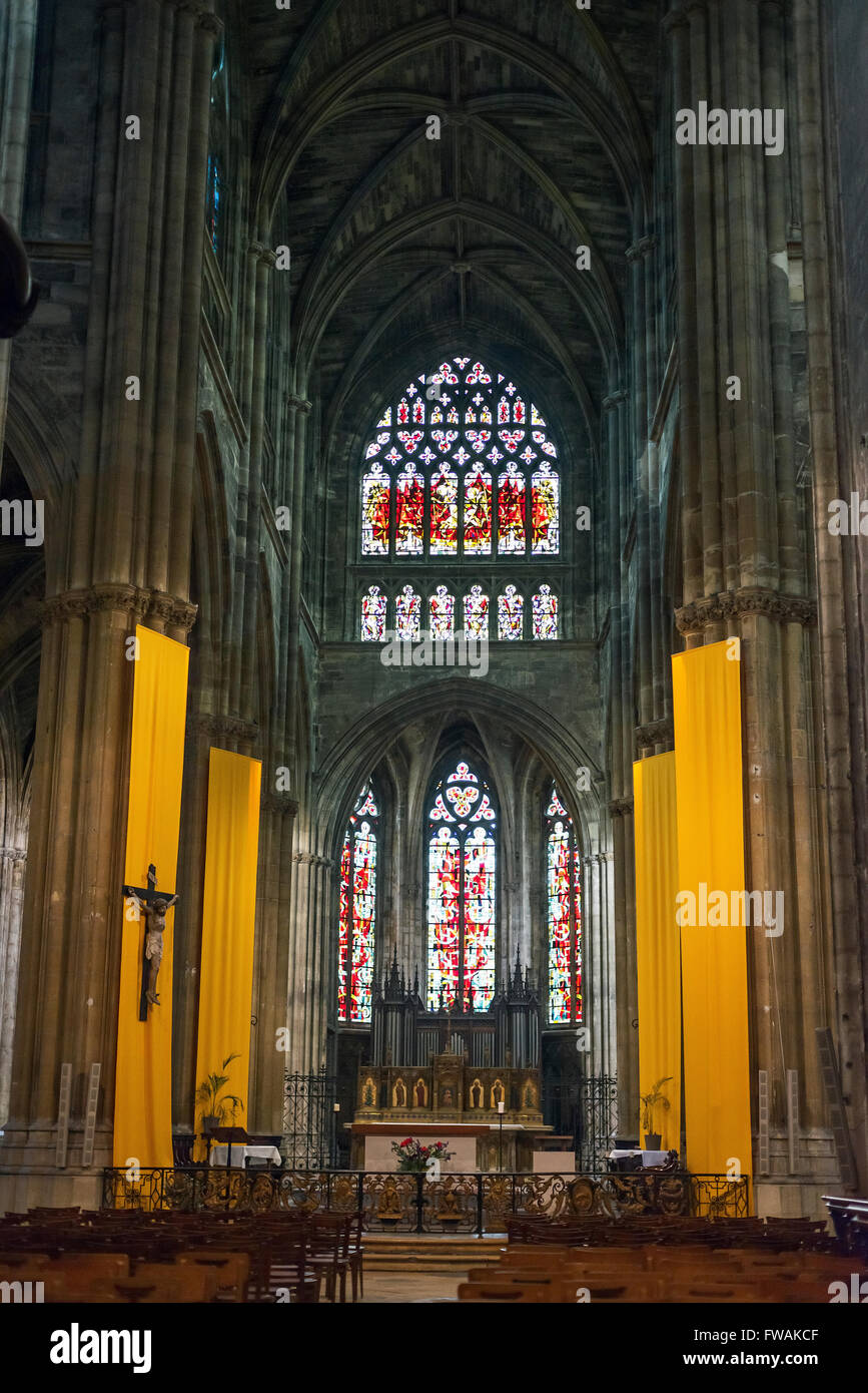 Altar und Apsis der Basilika von St. Michael. St. Michael ist eine extravagante gotische Basiliken in Bordeaux, Aquitanien, Frankreich. Stockfoto