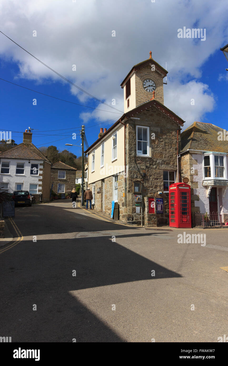 Rote Telefonzelle vor dem Hafenamt Autorität und Uhrturm am Mousehole, Cornwall, UK Stockfoto