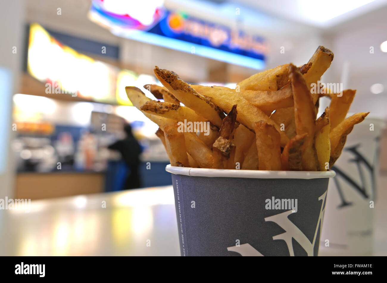 Pommes Frites auf Tisch im Food-Court in Einkaufszentrum hautnah Stockfoto