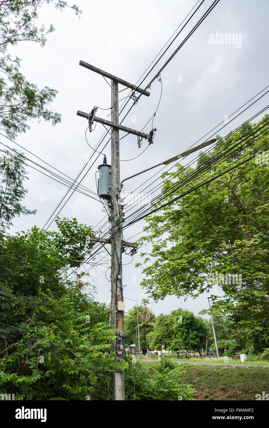 Kleinen elektrischen Transformator auf dem Strom-Pfosten in den ländlichen Gegenden von Thailand. Stockfoto