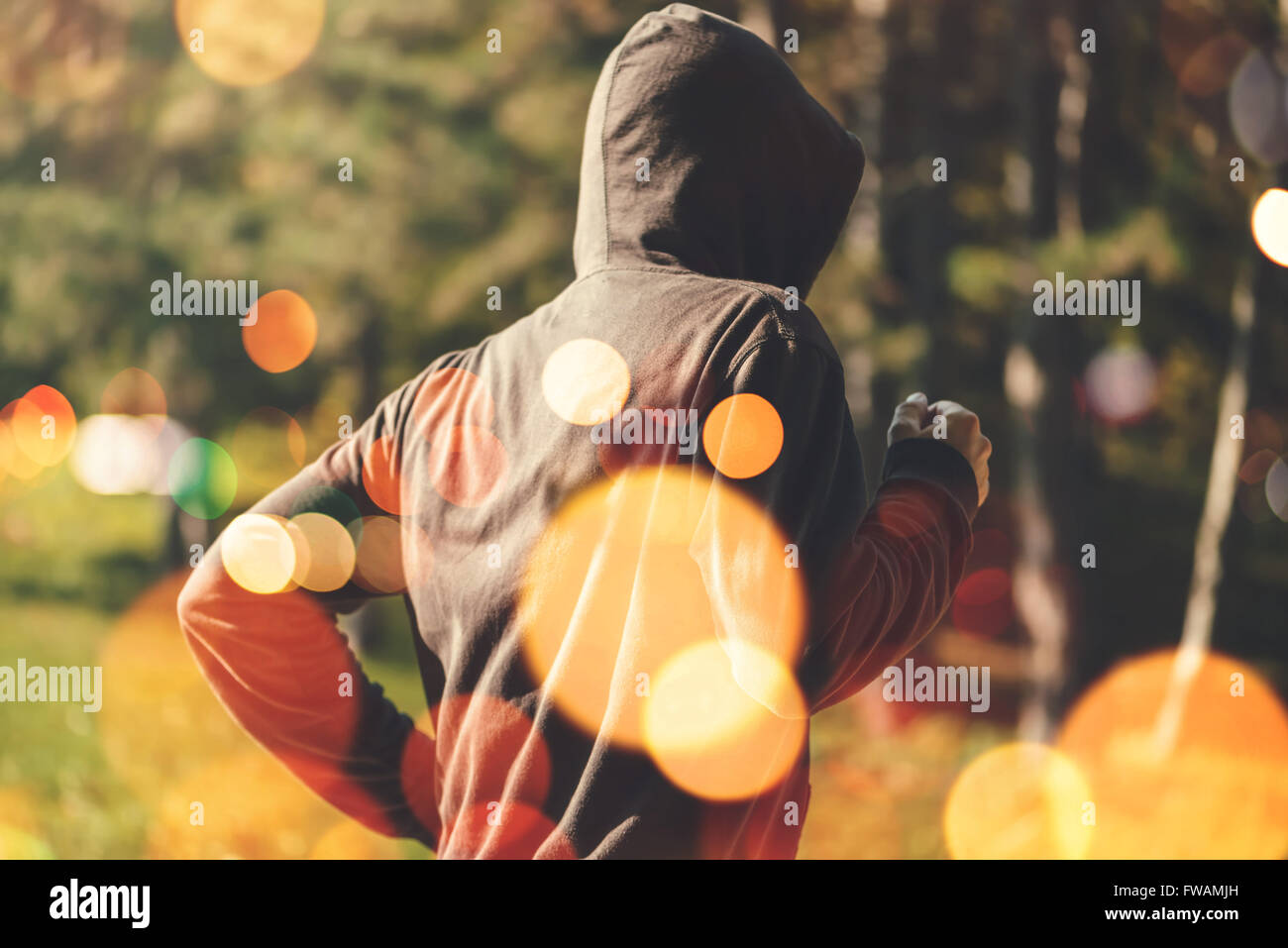 Nicht erkennbare vermummte Mann Joggen im Freien, gesunden Lebensstil Aktivität im Park in frühen Herbstmorgen, Retro-getönten Bild Stockfoto