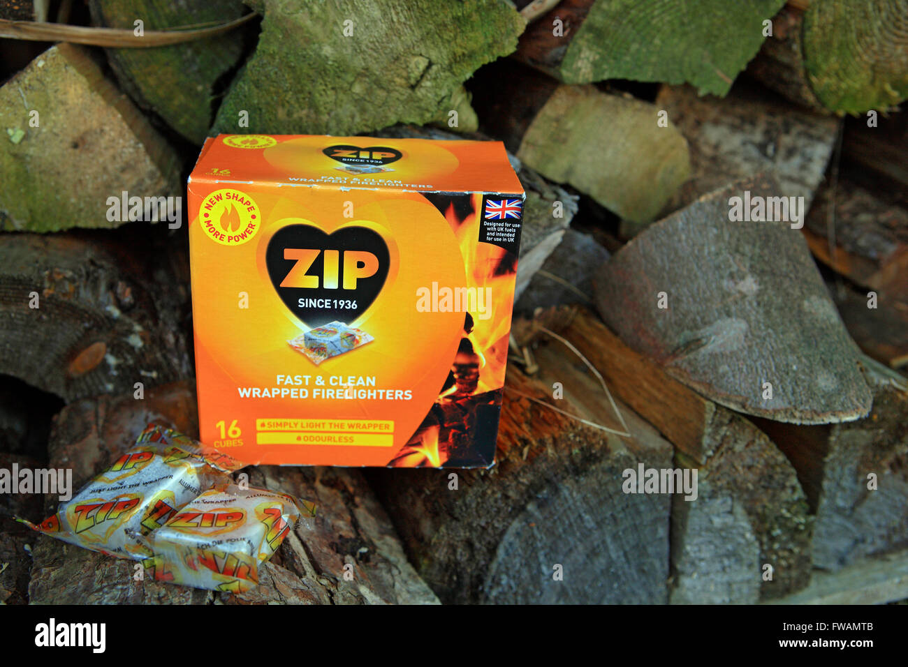 ZIP-Feueranzünder sitzen auf Datei Schnitt Feuerholz Stockfoto