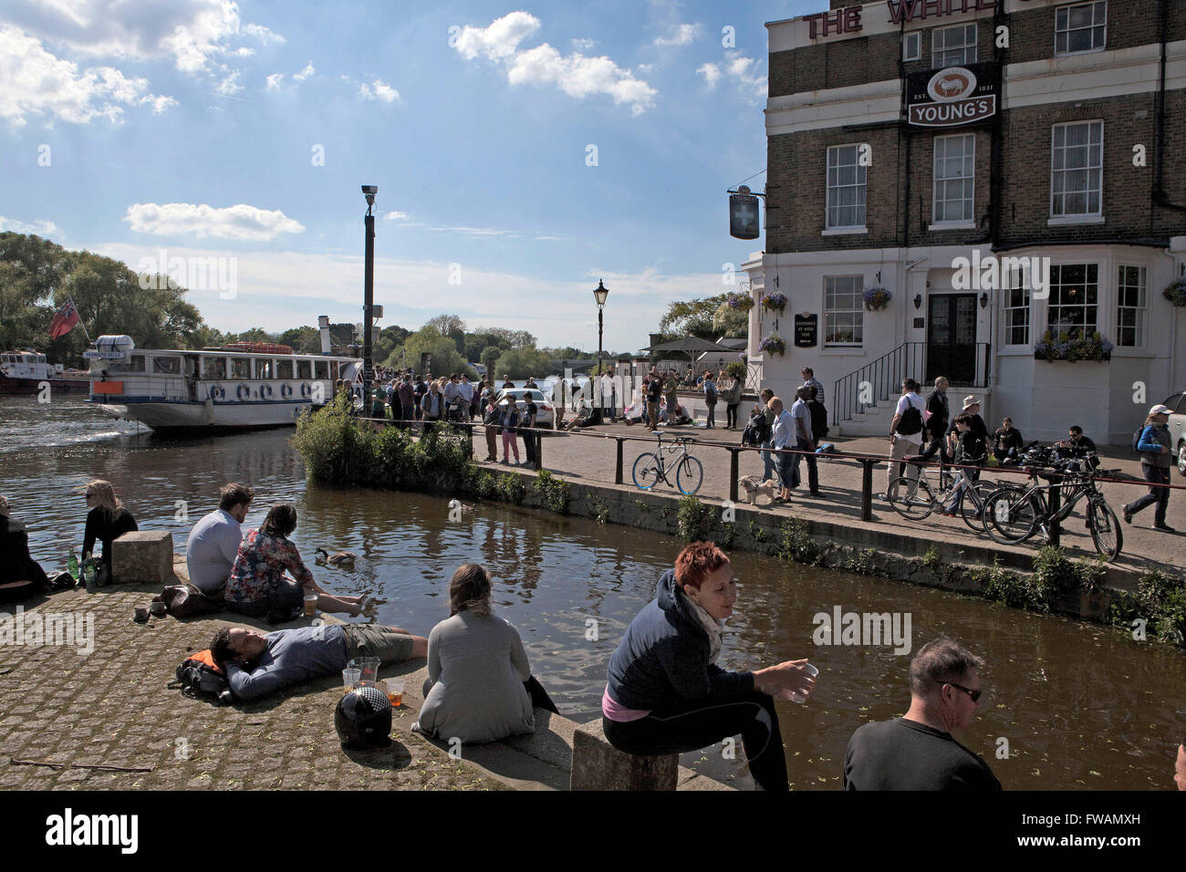 Richmond Upon Thames; am Flussufer Stockfoto