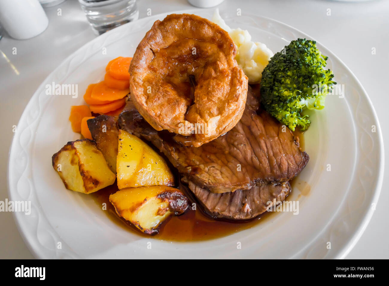 Sonntagmittag Hauptgericht Roast Beef Yorkshire Pudding Gemüse und Soße Stockfoto