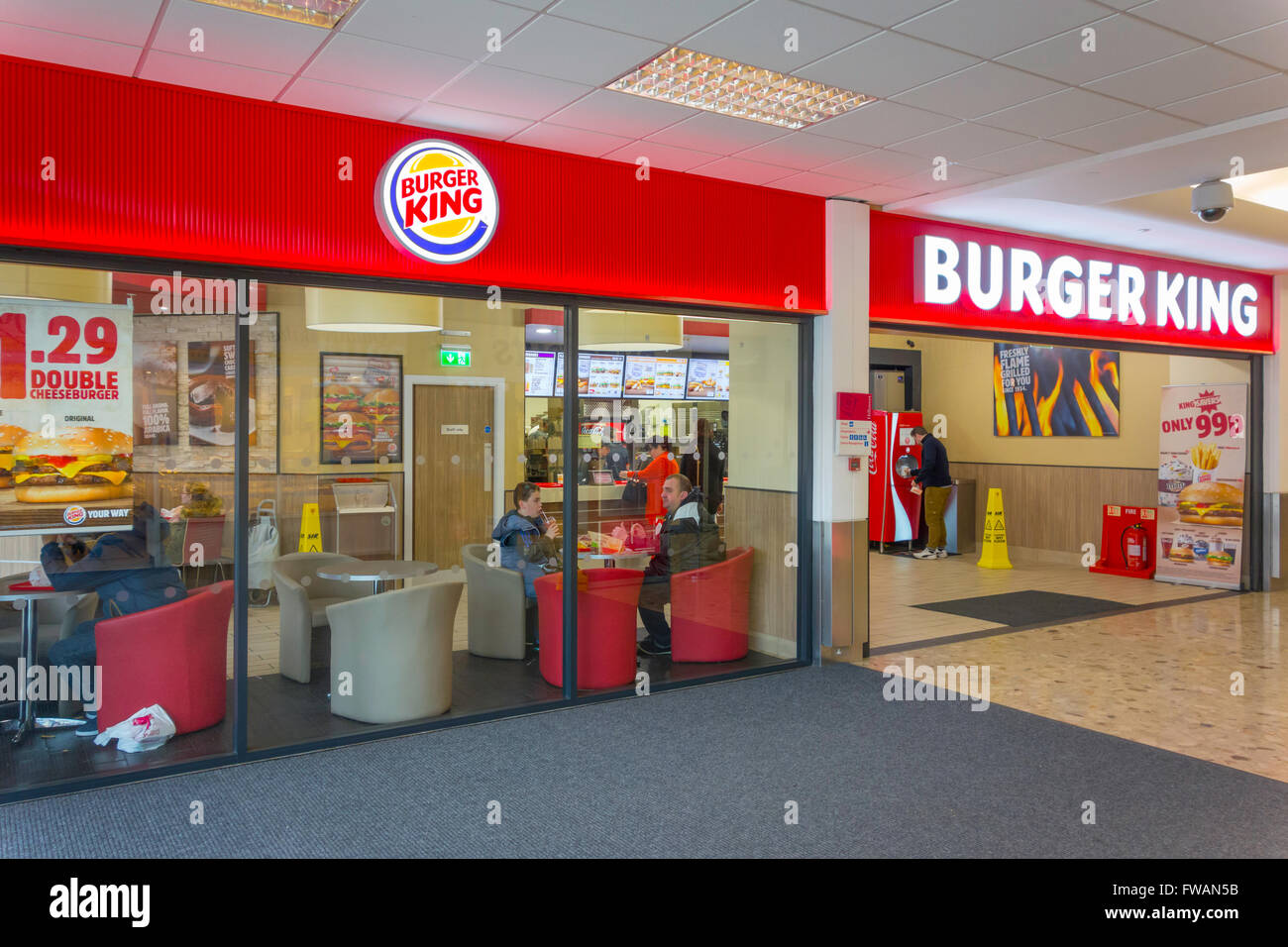 Menschen Essen und trinken in einer Filiale von Burger King in eine Einkaufspassage Stockfoto