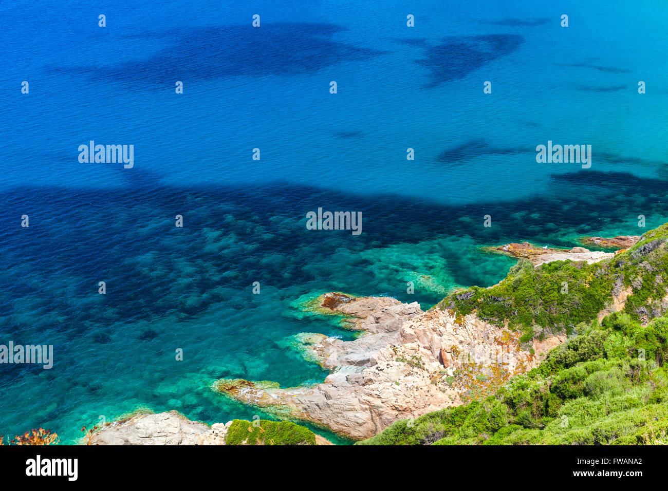 Küstenfelsen der Insel Korsika, französische bergige Insel im Mittelmeer Stockfoto