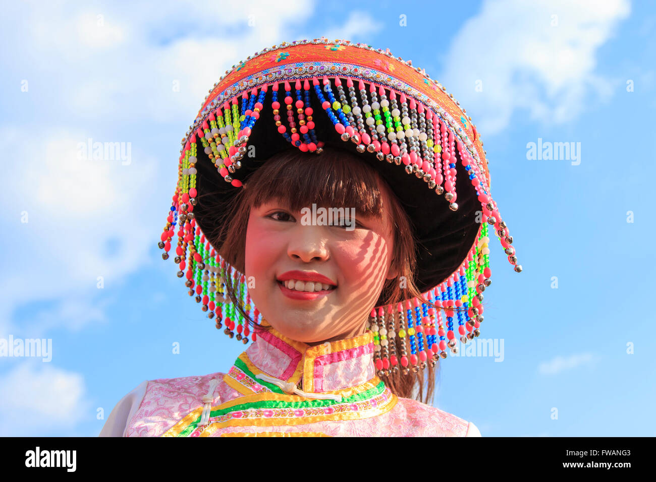 Heqing (CN)-15. März 2016: Chinesische Frau in traditioneller Kleidung der Miao während Heqing Qifeng Birne Blumenfest Stockfoto