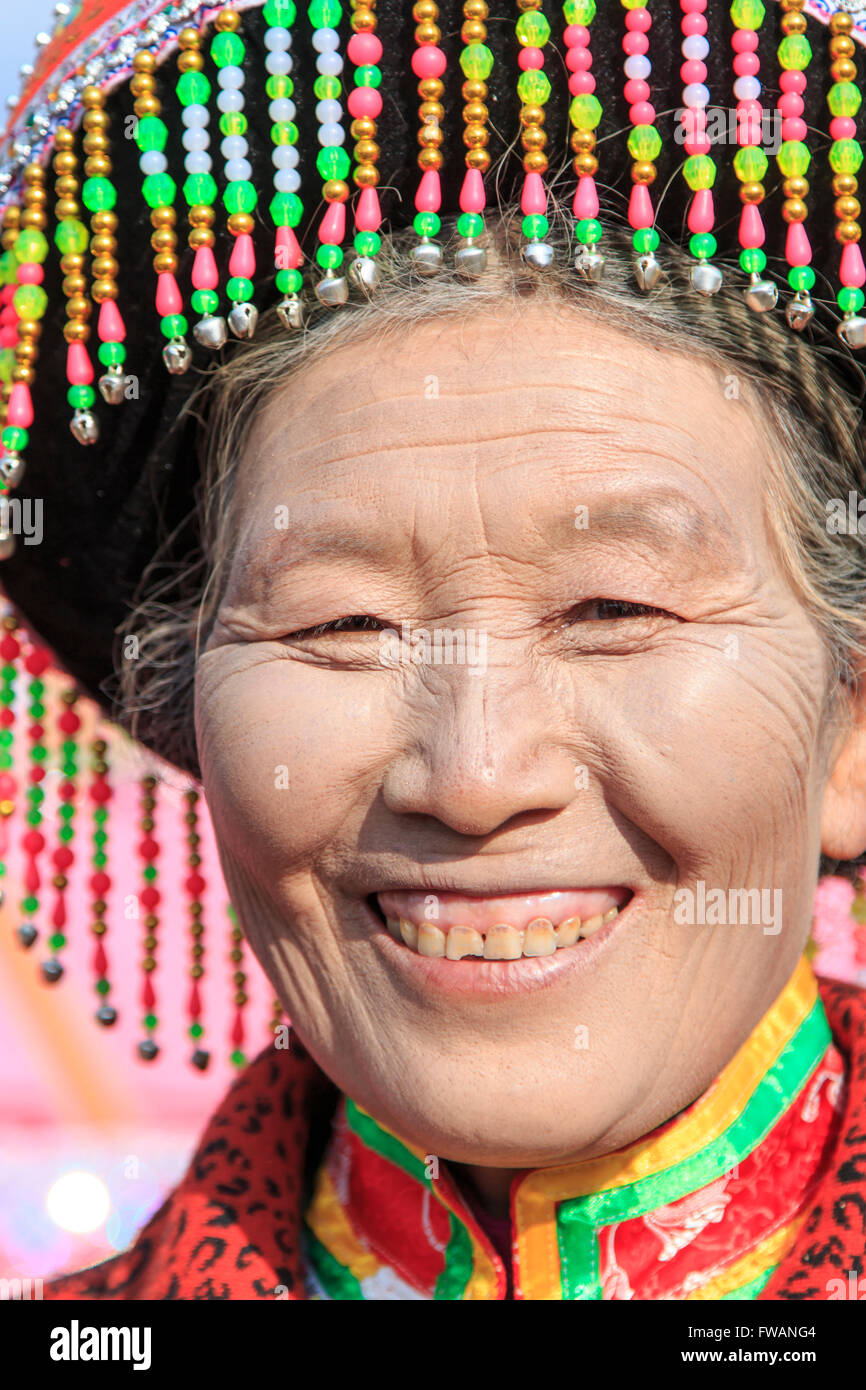 Heqing (CN)-15. März 2016: Chinesische Frau in traditioneller Kleidung der Miao während Heqing Qifeng Birne Blumenfest Stockfoto