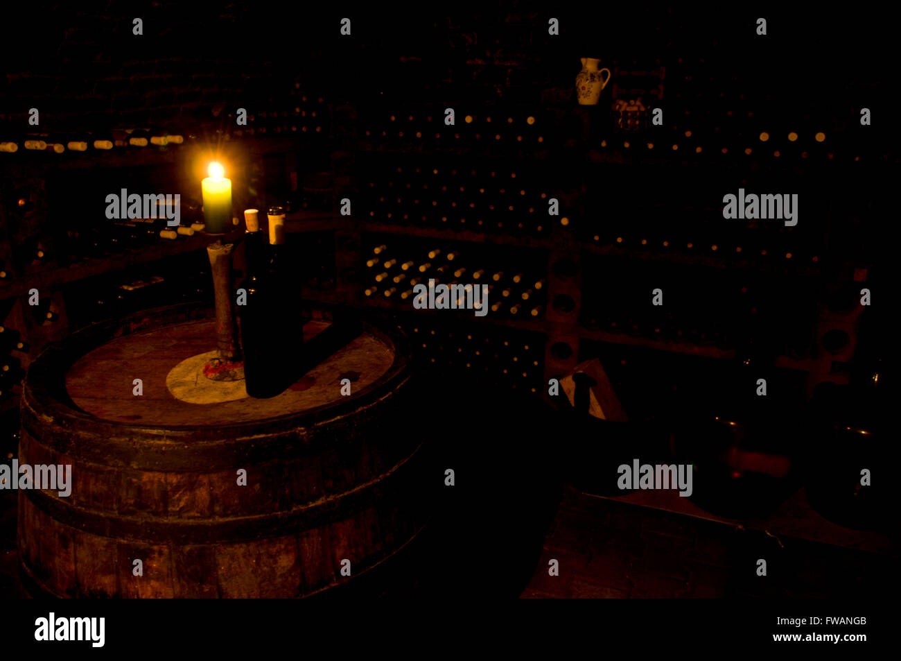 Vintage-Flaschen von hoher Qualität in den traditionellen Weinkeller Wein Stockfoto