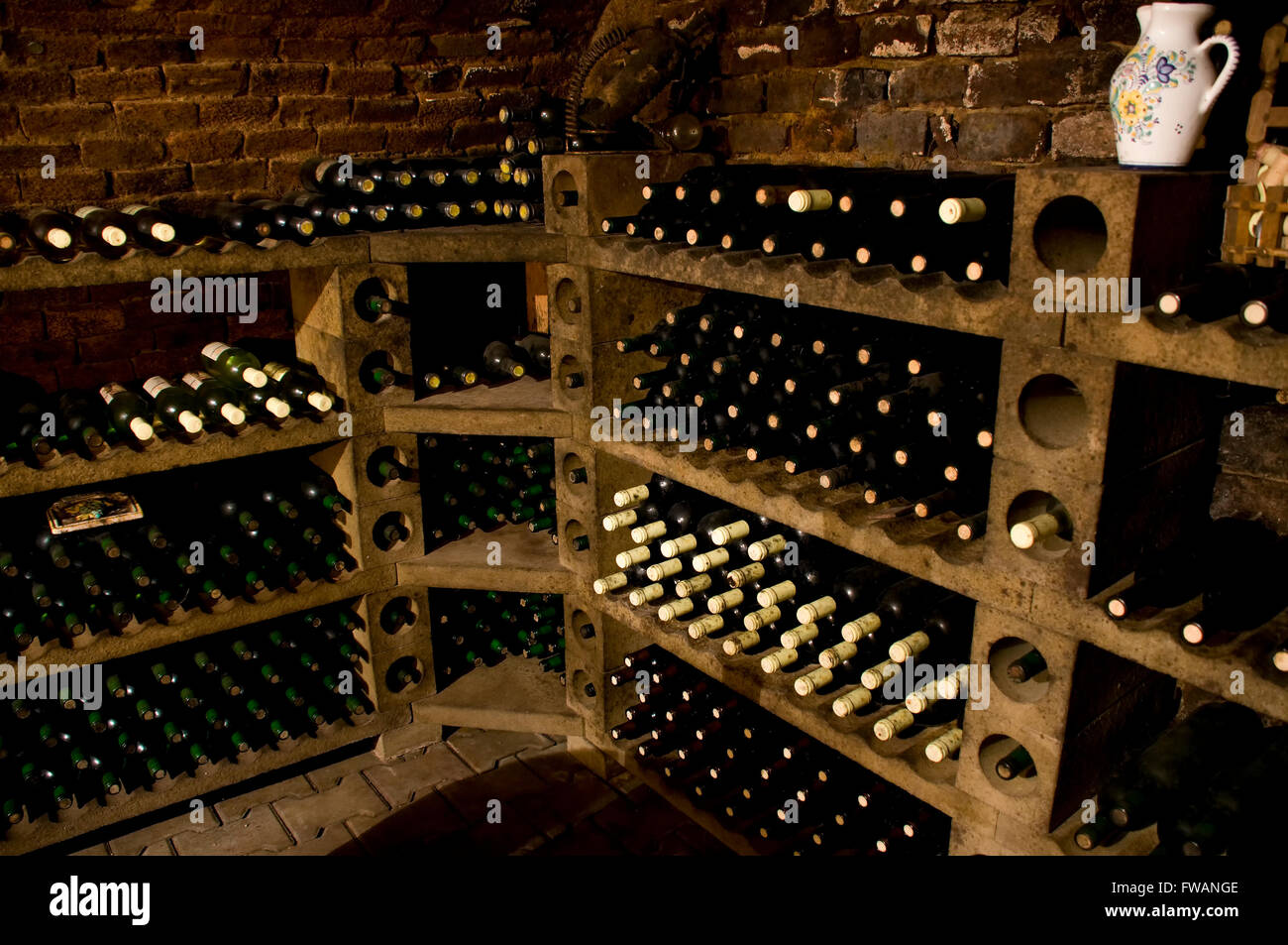 Flaschen von hoher Qualität in den traditionellen Weinkeller Wein Stockfoto
