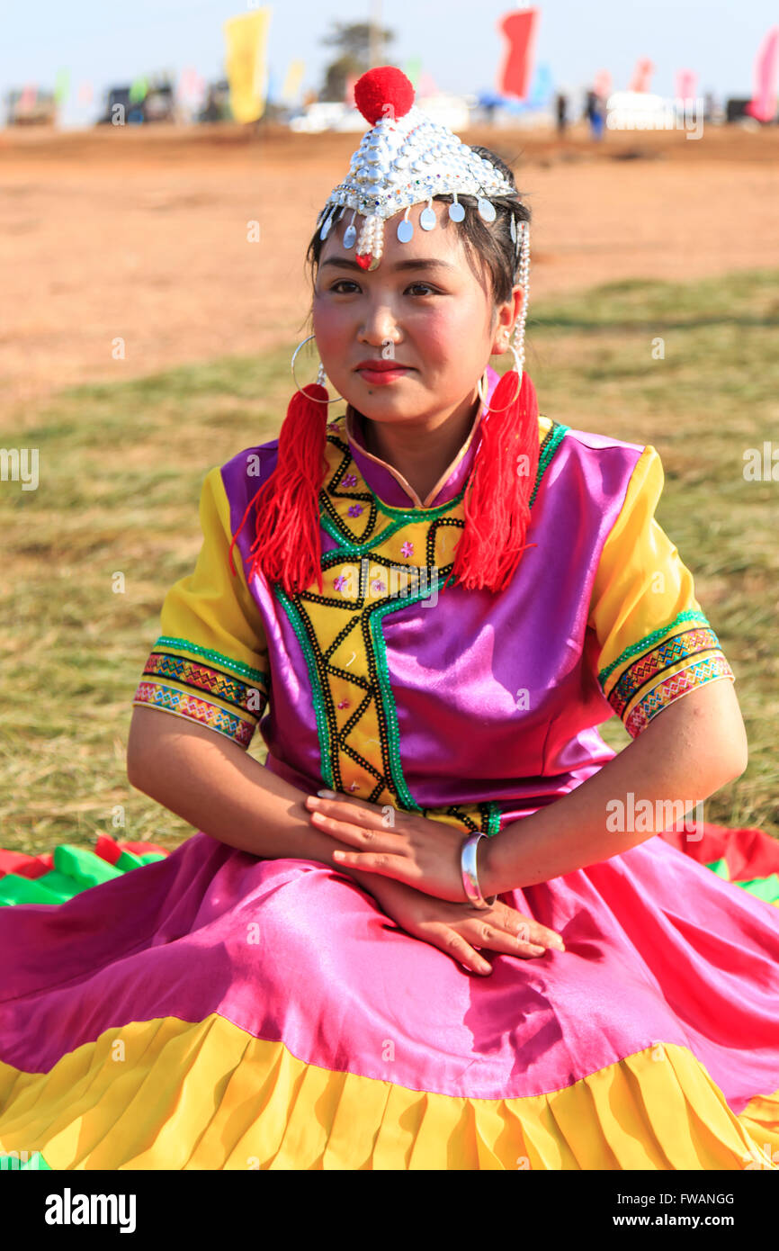 Heqing (CN)-15. März 2016: Chinesin in traditionelle chinesische Kleidung während des Festivals Heqing Qifeng Birne Blume Stockfoto