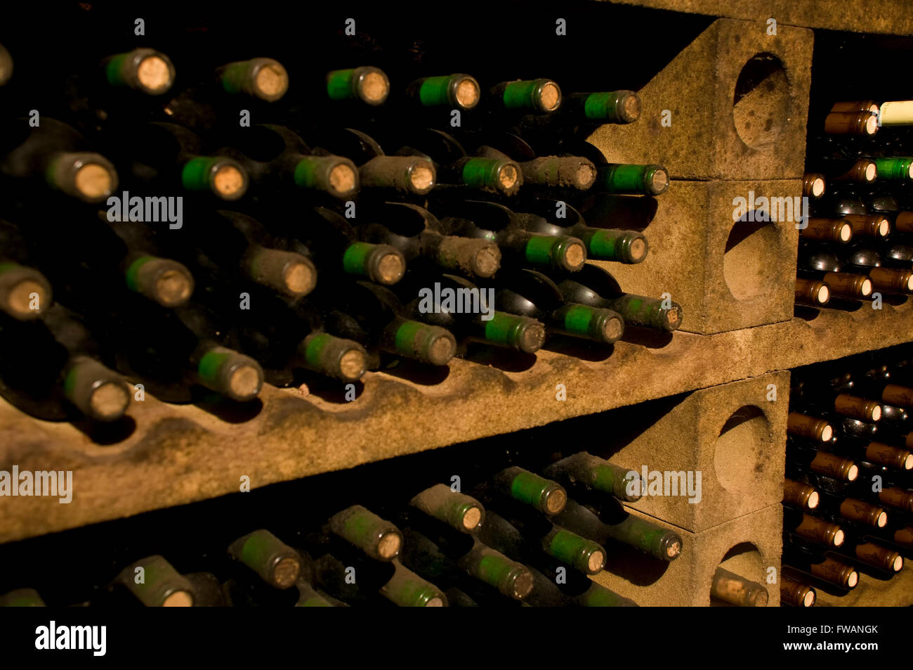 Flaschen von hoher Qualität in den traditionellen Weinkeller Wein Stockfoto