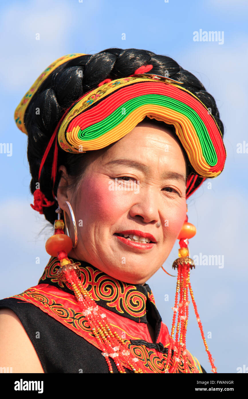 Heqing (CN)-15. März 2016: Chinesisches Mädchen in traditionellen Miao Kleidung während der Heqing Qifeng Birne Blumenfest Stockfoto