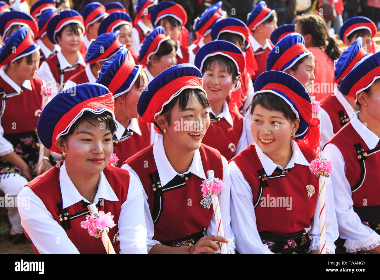 Heqing (CN)-15. März 2016: Chinesisches Mädchen in traditionellen Bai Kleidung während der Heqing Qifeng Birne Blumenfest Stockfoto