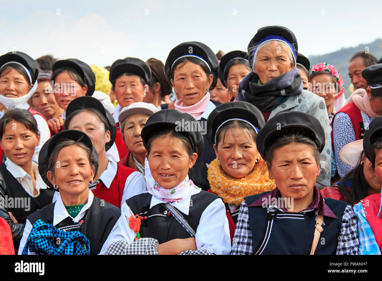 Heqing (CN)-15. März 2016: Chinesisches Mädchen in traditionellen Bai Kleidung während der Heqing Qifeng Birne Blumenfest Stockfoto