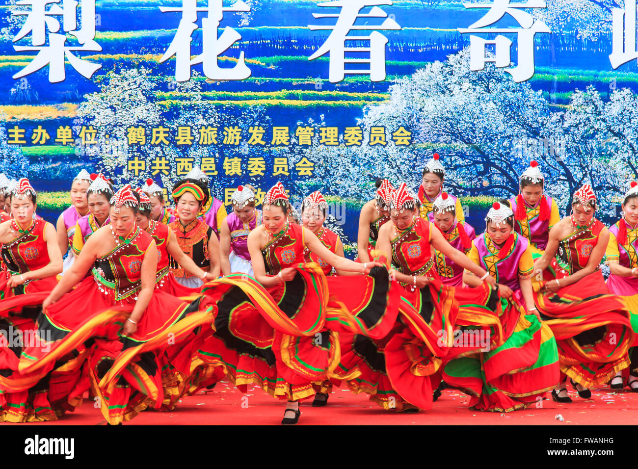 Heqing (CN)-15. März 2016: Chinesische Frauen gekleidet mit traditioneller Kleidung, Tanz und Gesang während der Heqing Qifeng Erbse Stockfoto