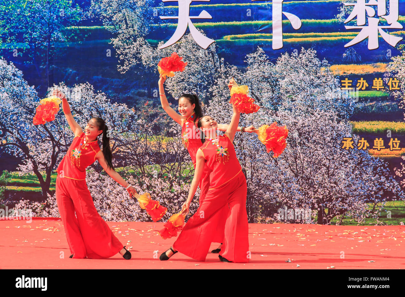 Heqing (CN)-15. März 2016: Chinesische Frauen gekleidet mit traditioneller Kleidung, Tanz und Gesang während der Heqing Qifeng Erbse Stockfoto