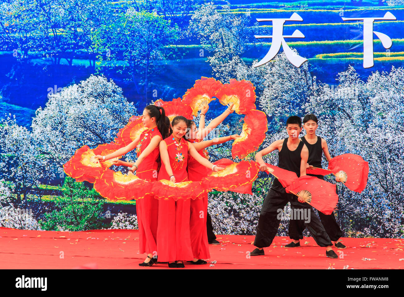 Heqing (CN)-15. März 2016: Chinesische Frauen gekleidet mit traditioneller Kleidung, Tanz und Gesang während der Heqing Qifeng Erbse Stockfoto