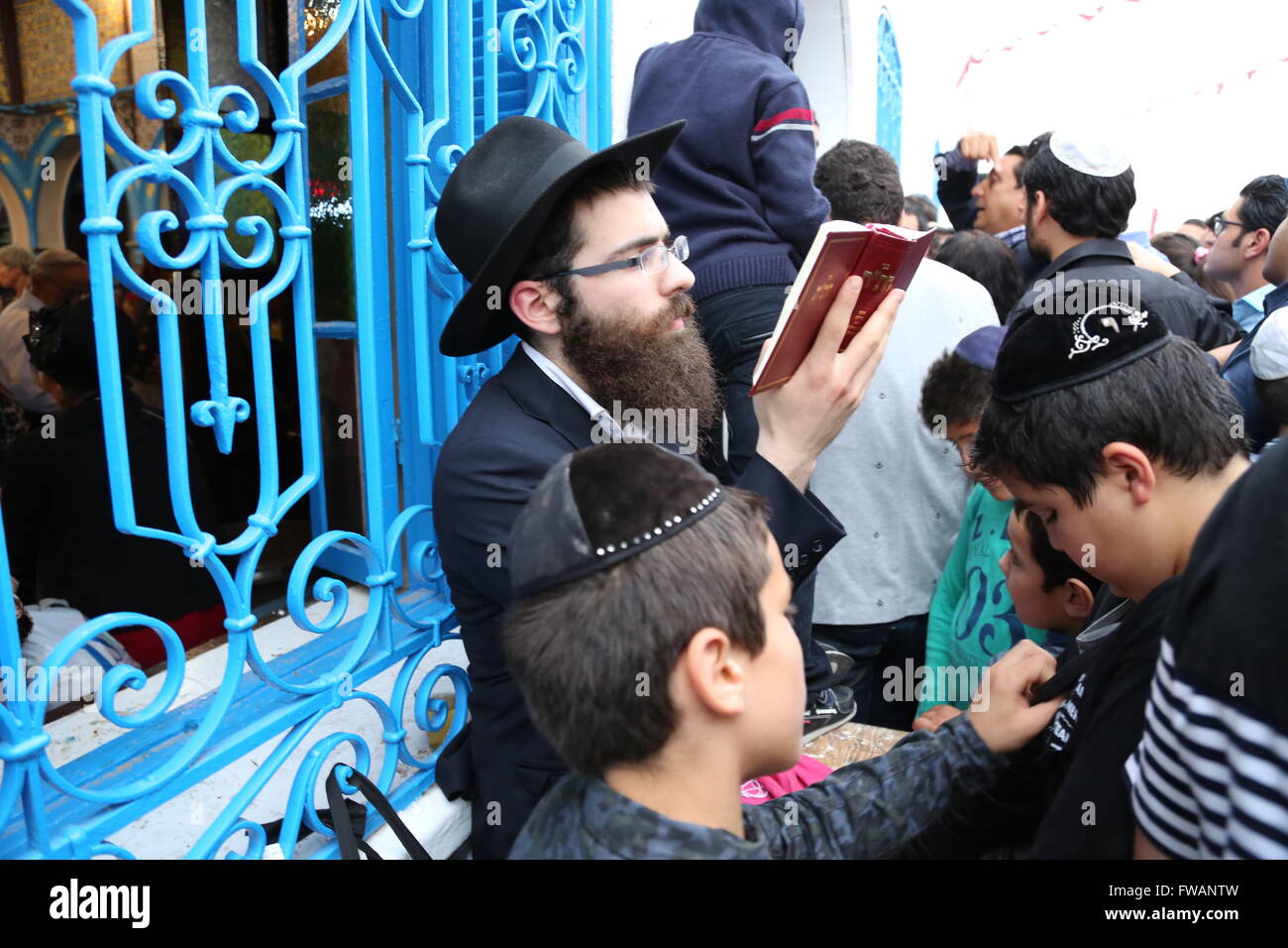 Tunesien: Wallfahrt der Ghriba-Synagoge - 18.05.2014 - Tunesien / Djerba / Djerba - Ashkenazi Juden unter Sephardic Juden Stockfoto