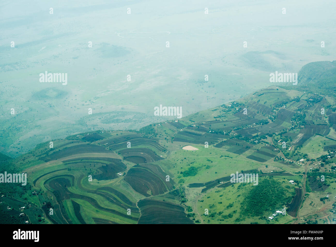 Luftbild von der Ostwand des Great Rift Valley in Tansania, fotografiert zwischen Lake Manyara und Karatu. Stockfoto