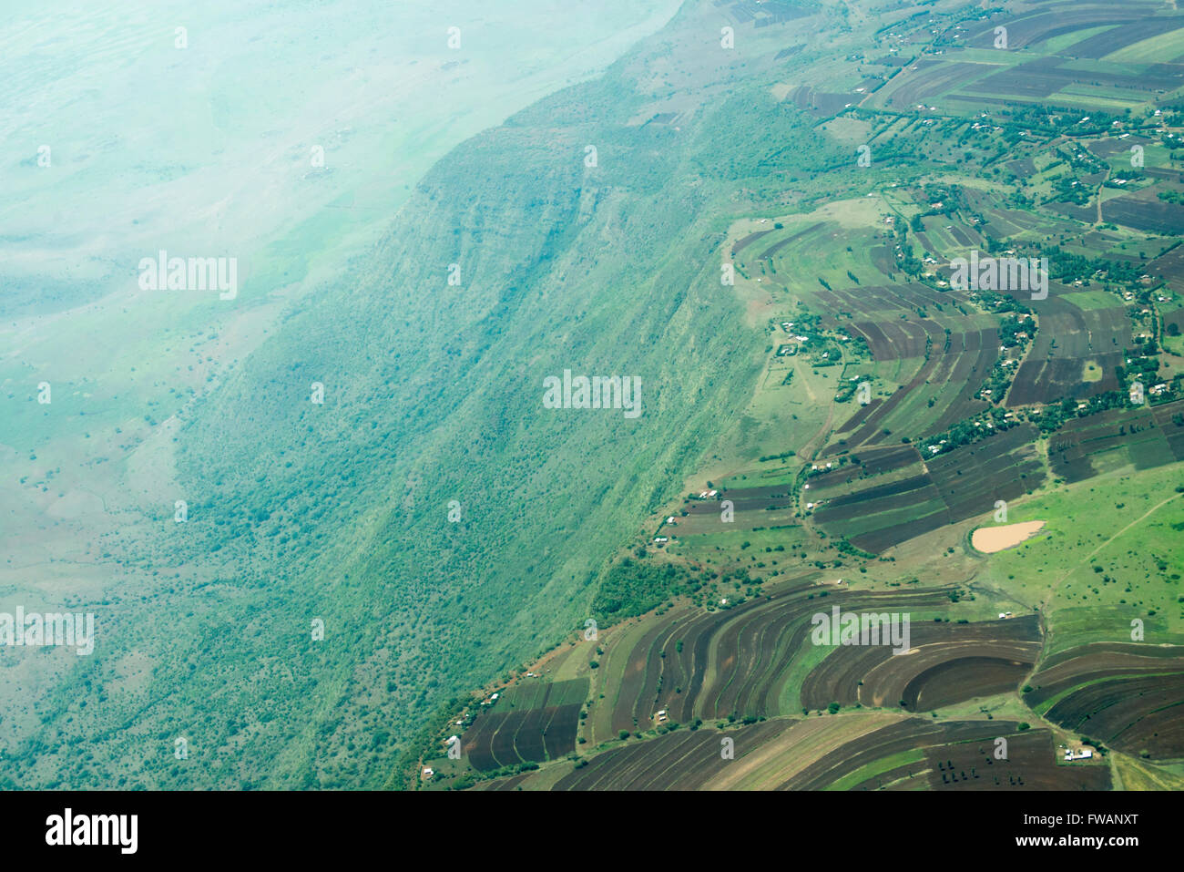 Luftbild von der Ostwand des Great Rift Valley in Tansania, fotografiert zwischen Lake Manyara und Karatu. Stockfoto