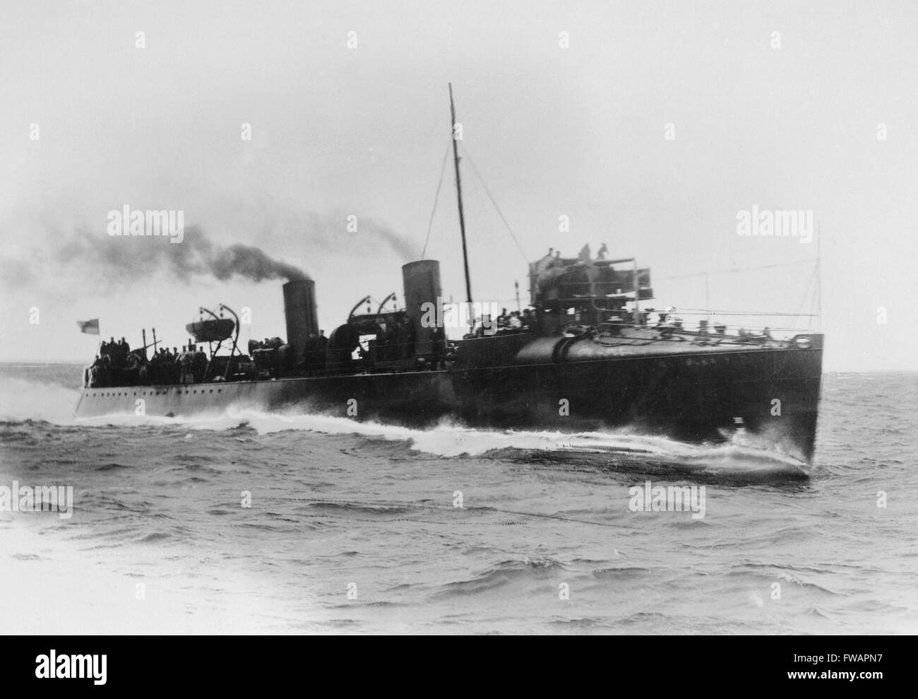 AJAXNETPHOTO. 1895. - HIGH-SPEED-ZERSTÖRER - HM. ZERSTÖRER VERZWEIFELT - DAS ERSTE SCHIFF, DIE GESCHWINDIGKEIT VON 30,5 KNOTEN ZU ERREICHEN. VON J. THORNYCROFT ERBAUT 1895. LÄNGE 210 FUß, HUBRAUM 280 TONNEN. EINE SCHWESTER-SCHIFF, DIE "FAME" ERFASST SCHICHAU ZERSTÖRER (JETZT BEKANNT ALS HMS TAKU) AN DIE BOMBARDIERUNG DES TAKU-FORTS. FOTO: VT SAMMLUNG/AJAXNETPHOTO REF: AVL / HMD DESPERATE VT 1 1895 Stockfoto